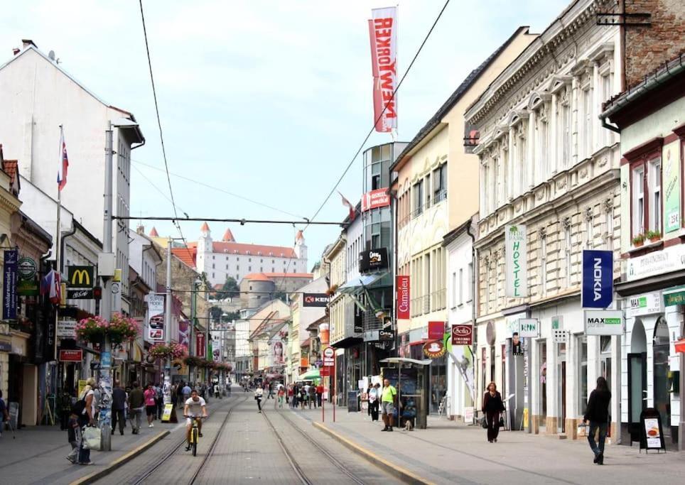 Gorgeous City Center Apartment In Bratislava With Free Parking מראה חיצוני תמונה