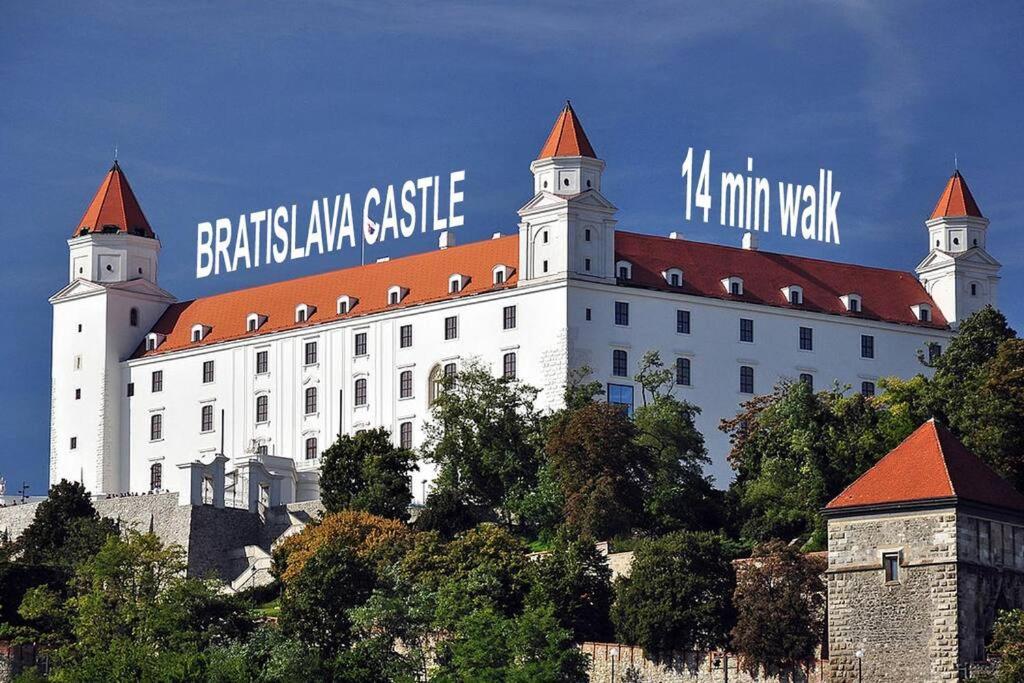 Gorgeous City Center Apartment In Bratislava With Free Parking מראה חיצוני תמונה