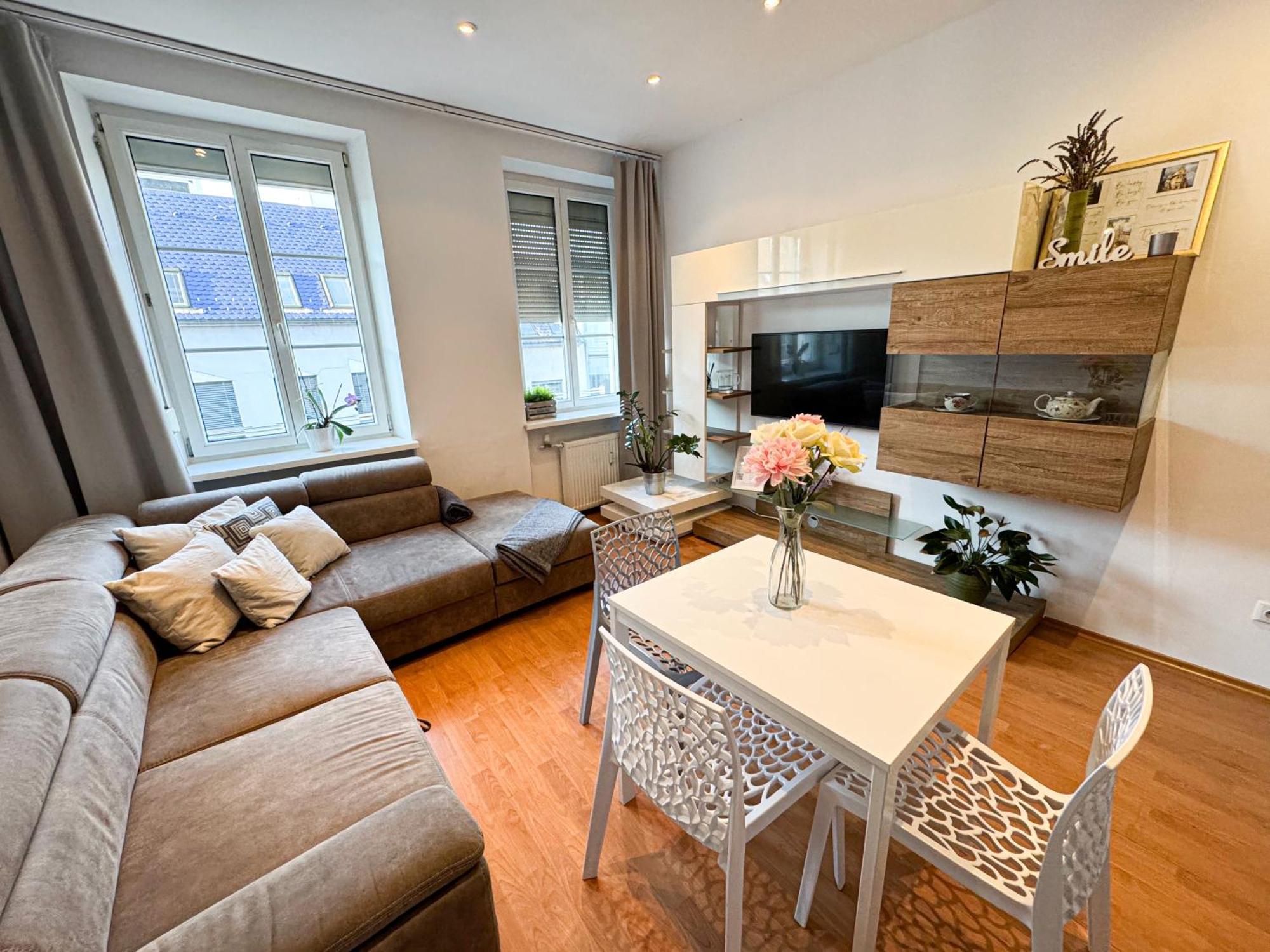 Gorgeous City Center Apartment In Bratislava With Free Parking מראה חיצוני תמונה