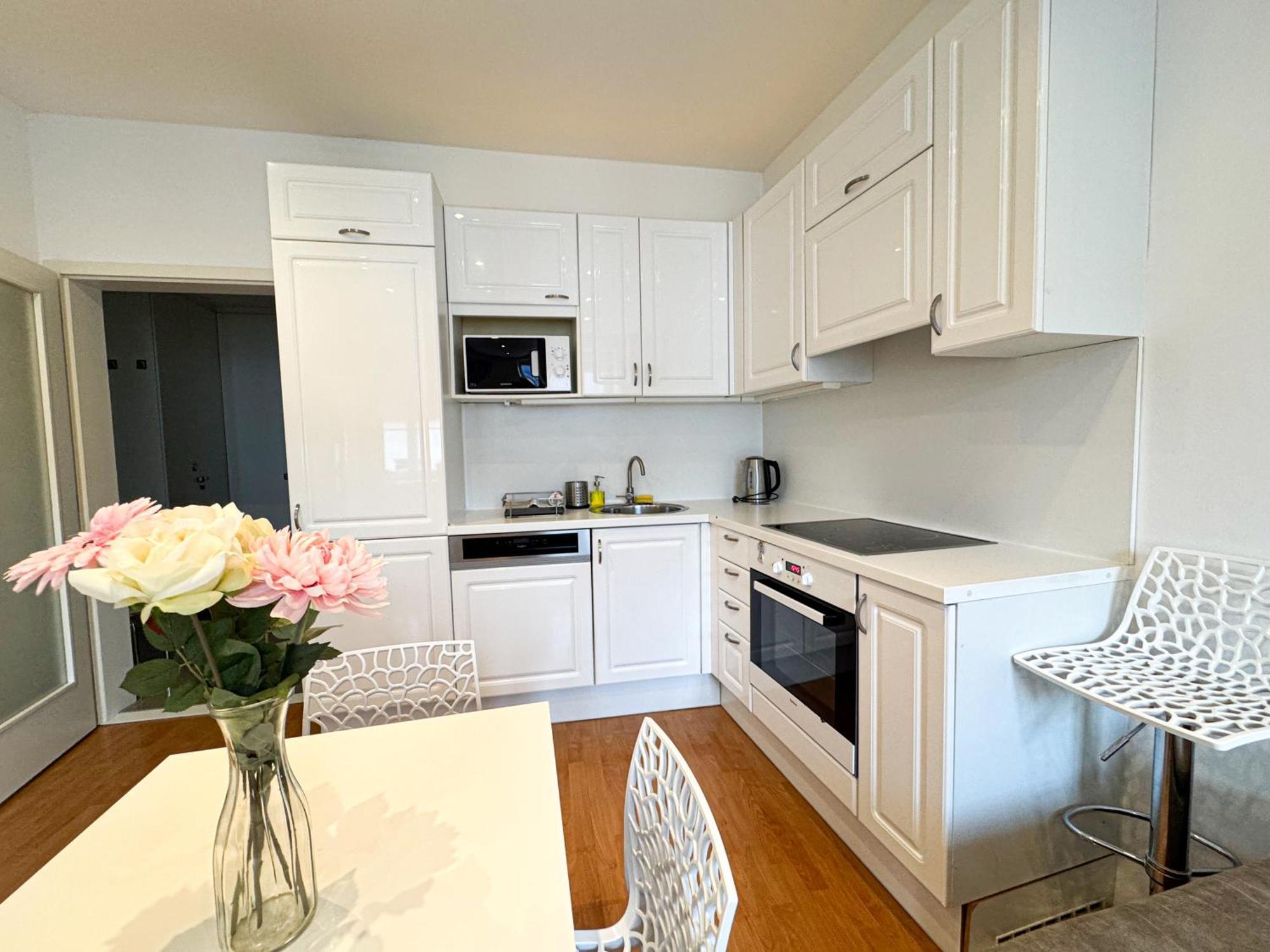 Gorgeous City Center Apartment In Bratislava With Free Parking מראה חיצוני תמונה